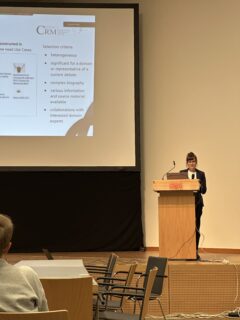 Sarah Wagner berichtet von den Entwicklungsarbeiten im Rahmen der NFDI4Objects, insbesondere über das Datenmodell zur Erstellung von Objektbiografien