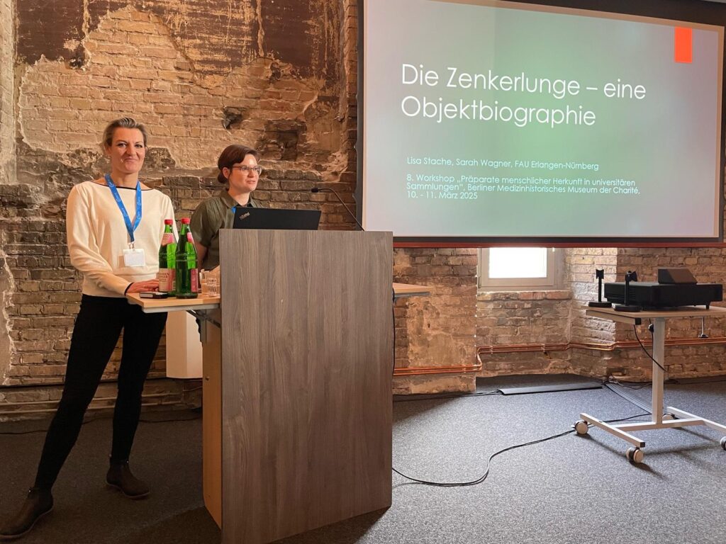 Vortrag zur Zenkerlunge, Lisa Stache, Sarah Wagner, Hörsaalruine Medizinhistorisches Museum der Charité, Foto: Navena Widulin